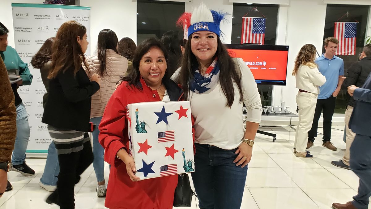 Marita Villalba premiando a una agente de viajes.