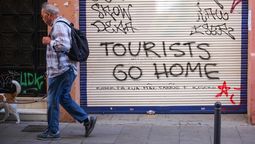 Una pintada en Barcelona que no quiere turistas.