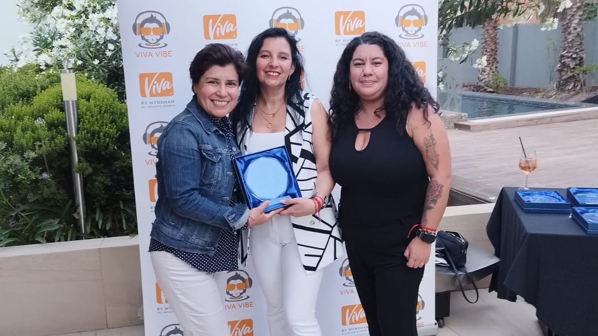 Alejandra Díaz, reconocida,  junto María José Romero, de Travelaway. 