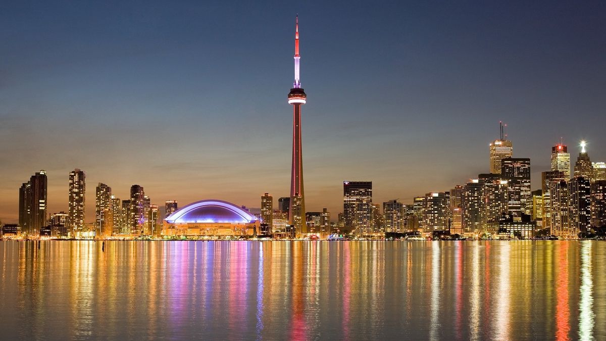 Si visitas el CN Tower en Toronto, no olvides reservar online para evitar filas; y que el atardecer es el mejor momento para ver la ciudad de día y de noche. Si visitas el CN Tower en Toronto, no olvides reservar online para evitar filas; y que el atardecer es el mejor momento para ver la ciudad de día y de noche.