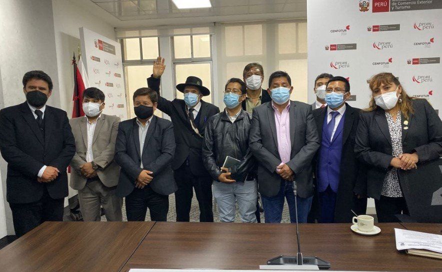 Alcaldes de Cusco tras la reunión en la que se confirmó el aumento de aforo de Machu Picchu.