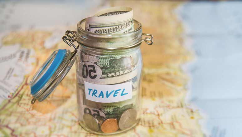 Agencias de viajes rediseñan sus estrategias comerciales y habilitan el pago en dólares de vuelos, estadías, cruceros, alquileres de autos y paquetes turísticos para los viajes al exterior. &nbsp;