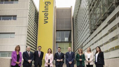 La ministra de Transportes, Raquel Sánchez y el presidente de la Generalitat de Catalunya, Pere Aragonés, en la nueva sede de Vueling en Barcelona, junto a responsables de la compañía.