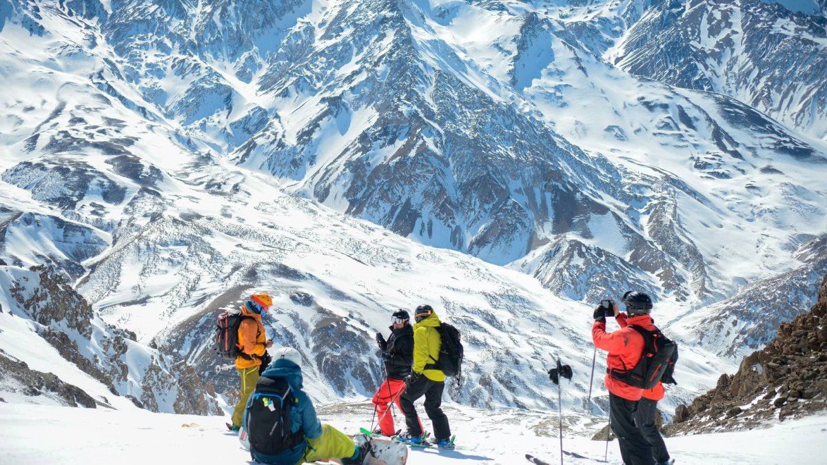 Si estás pensando en ir a esquiar, Las Leñas es una opción en el corazón de la Cordillera de Los Andes. Descubrí las opciones que ofrece. 
