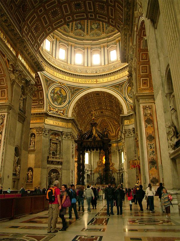La magnífica cúpula de Miguel Ángel se erige sobre la tumba de San Pedro.