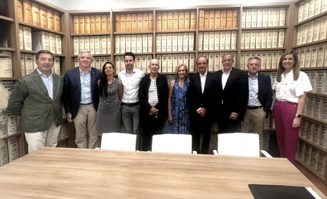 Representantes de Grupo GEA y Ávoris en la firma del acuerdo empresarial.