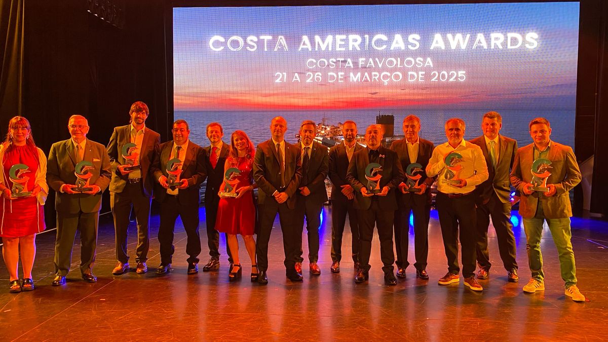 Los ganadores de Argentina y Uruguay junto a los responsables de Costa Cruceros en esas regiones.