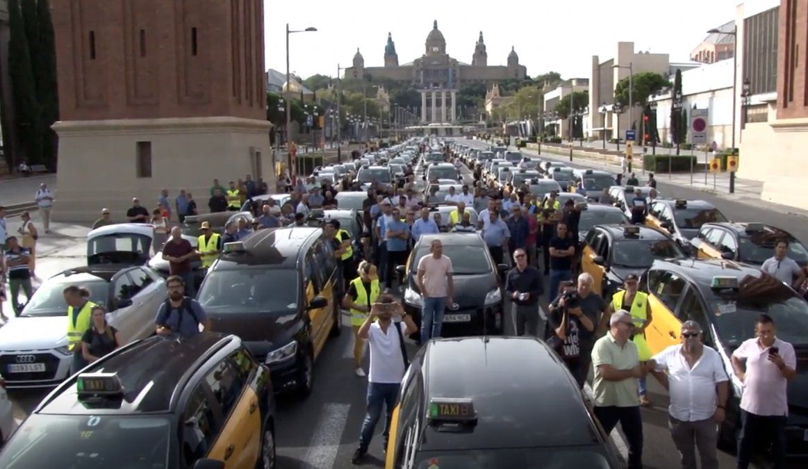 Taxistas protestando en las inmediaciones de la Plaza de España de Barcelona.