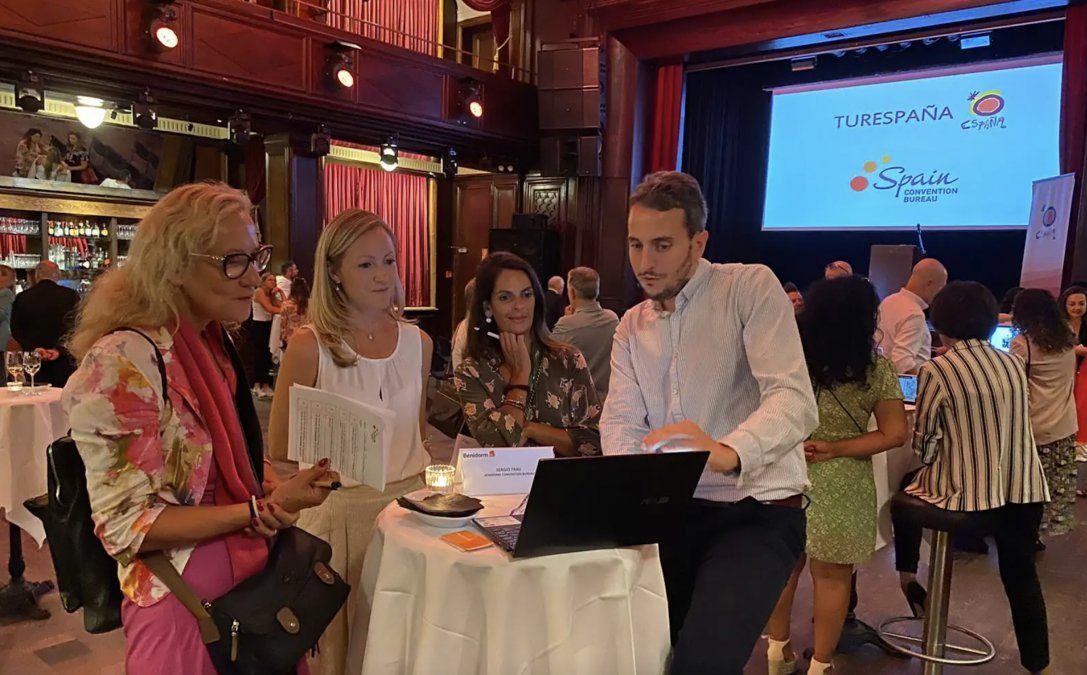 Representantes de los destinos turísticos españoles con profesionales del sector en Suiza