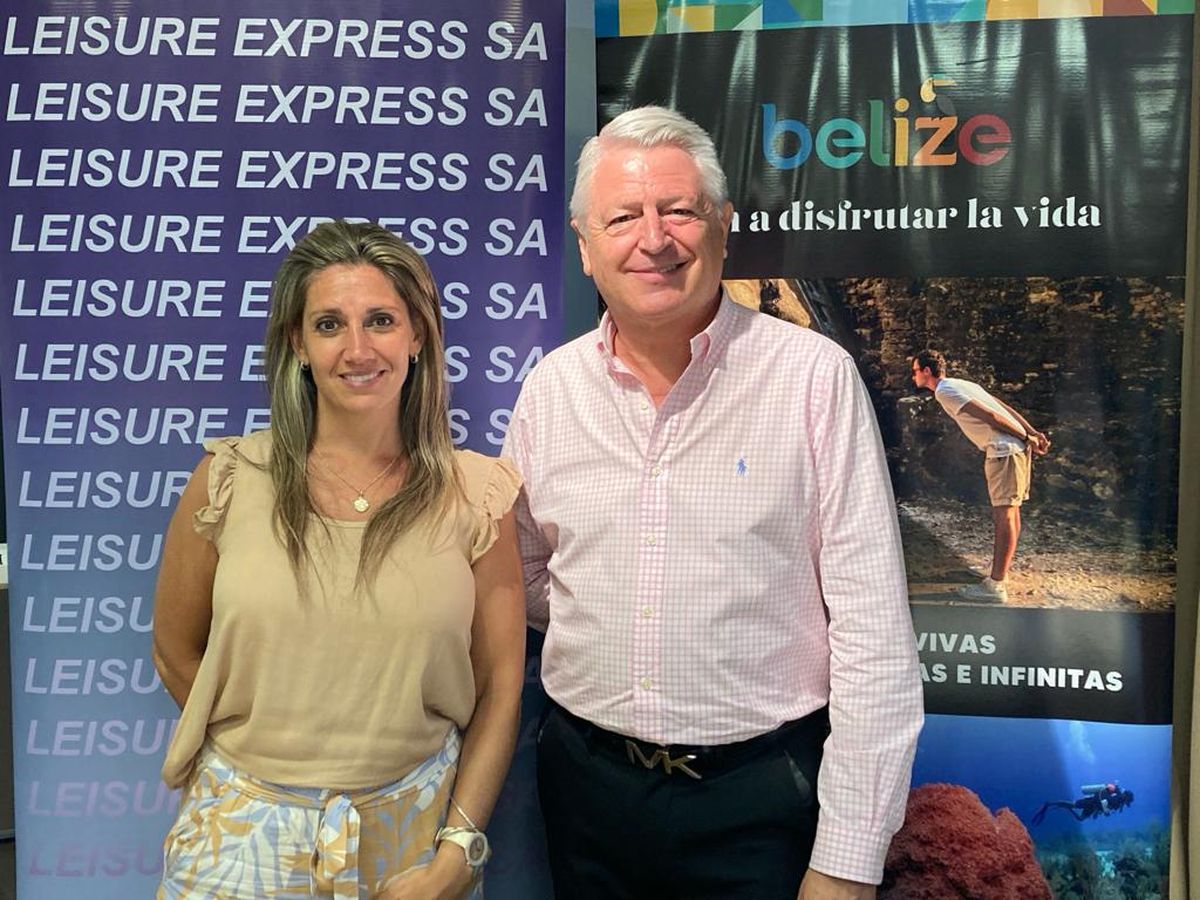 Florencia Lizarazu, representante de Visit Belize, junto a Claudio Fernández, presidente de Leisure Express.