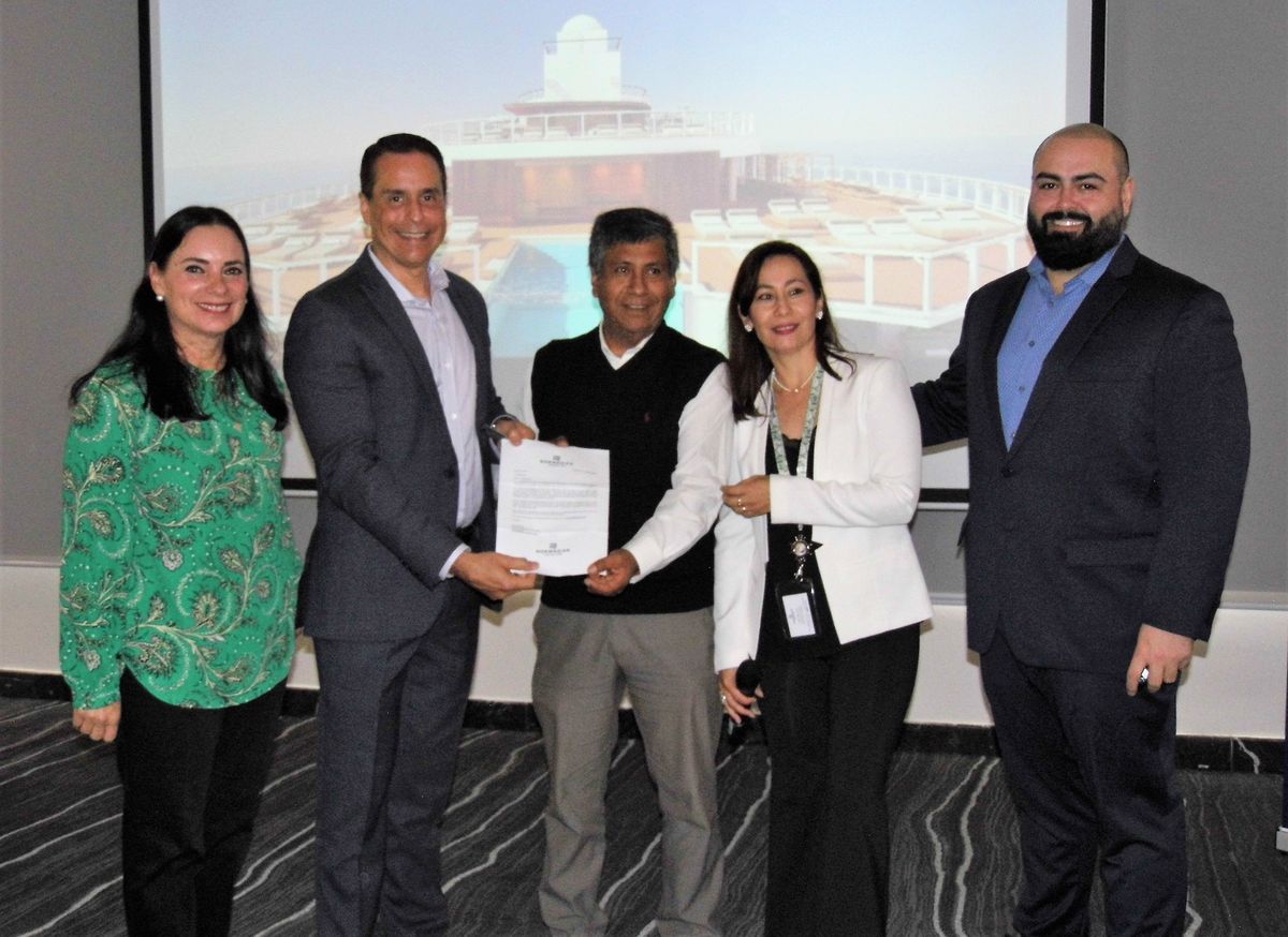Equipo comercial de Repviajes y NCL entregó un premio a Luis Calero, gerente general de Minas Travel. - Ladevi Medios y Soluciones Equipo comercial de Repviajes y NCL entregó un premio a Luis Calero, gerente general de Minas Travel.