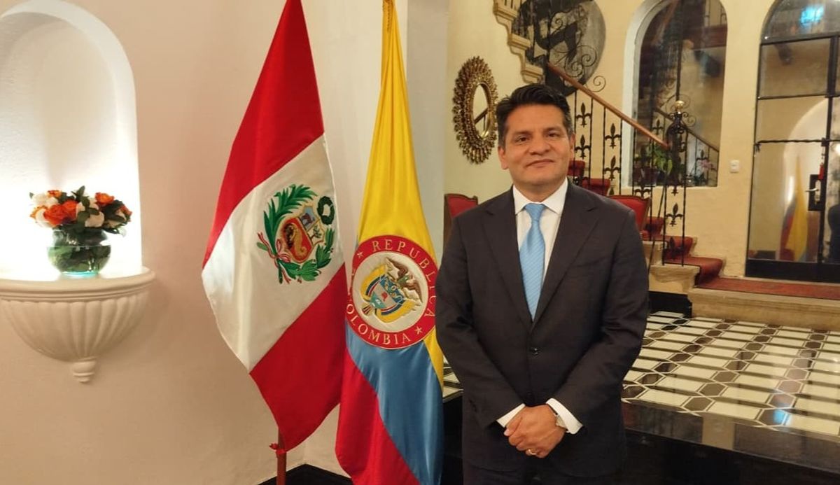 Raúl Hidalgo, encargado de Negocios de la Embajada del Perú en Colombia, compartió una noche en camaradería con los operadores peruanos. Raúl Hidalgo, encargado de Negocios de la Embajada del Perú en Colombia, compartió una noche en camaradería con los operadores peruanos.