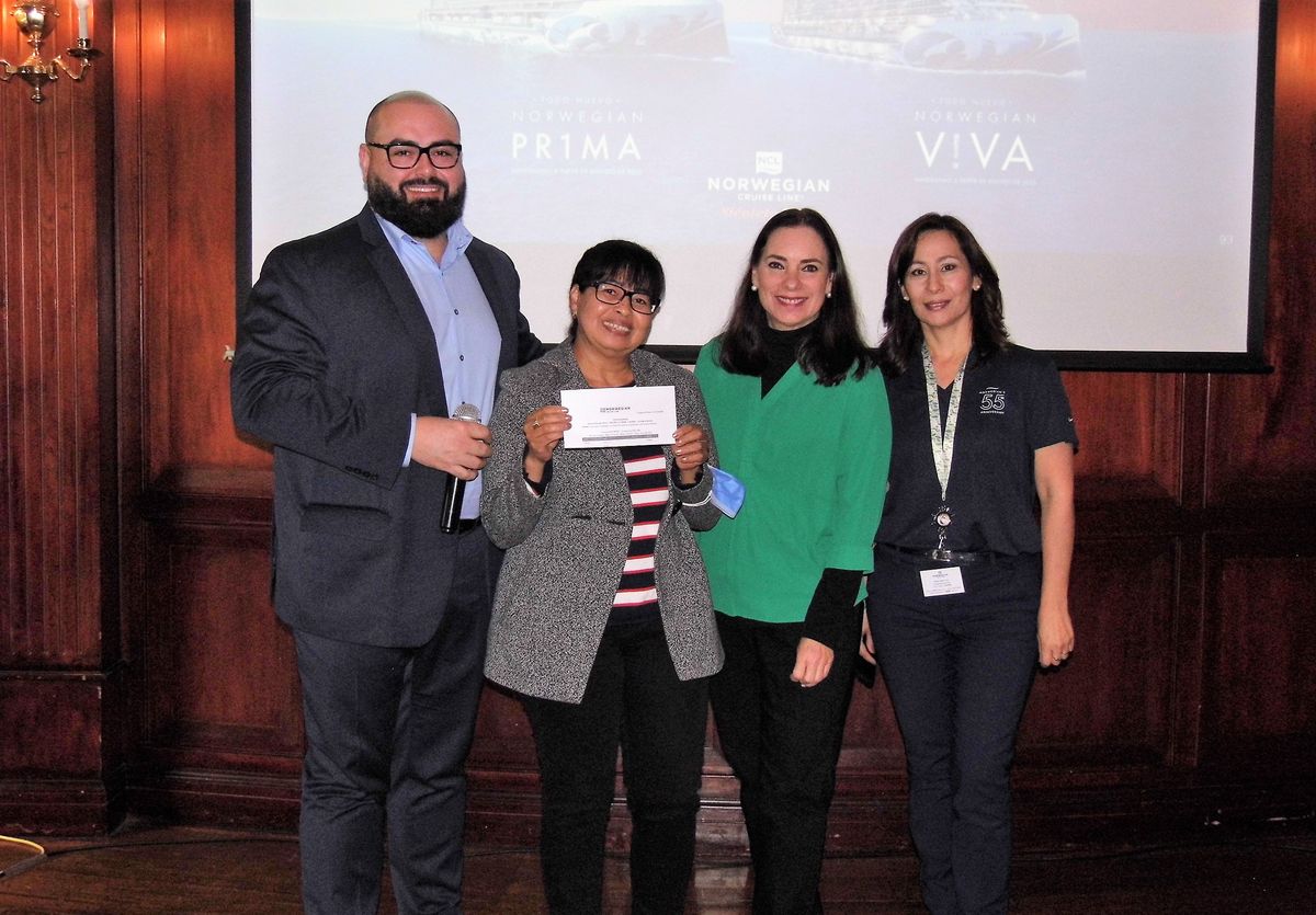 Norwegian Cruise Line y Repviajes entregaron un premio a Narcisa Mina, gerenta comercial de Minas Travel. 