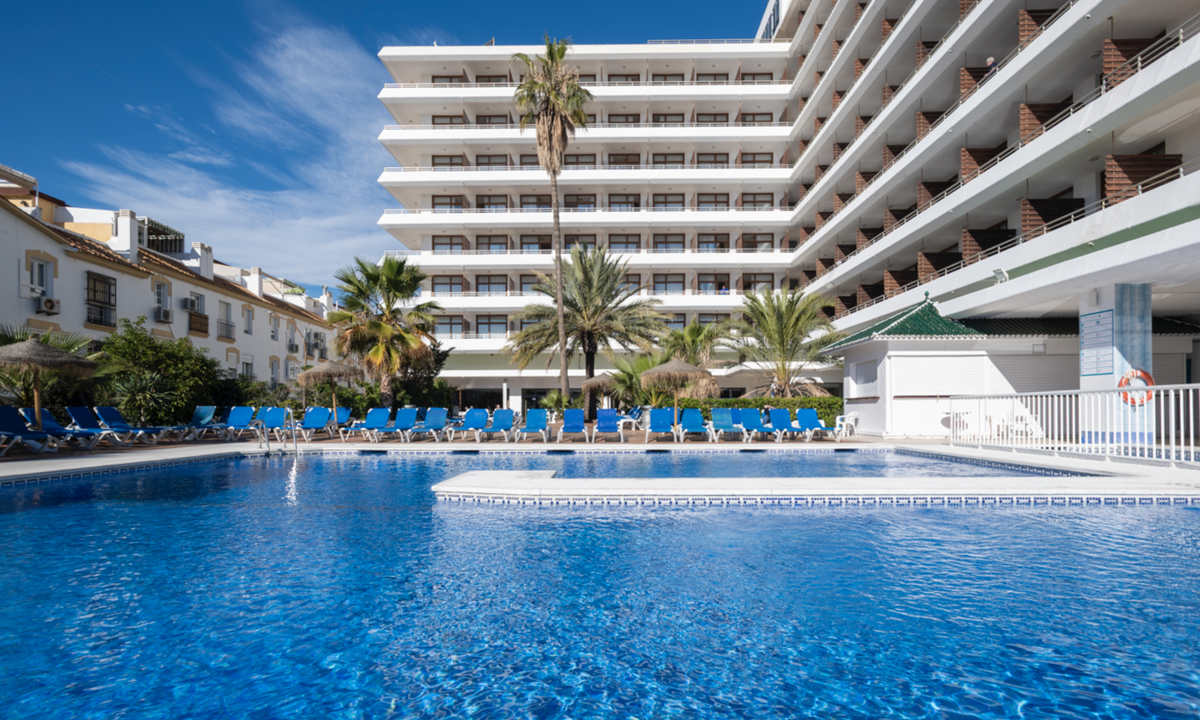 Piscina exterior del nuevo Leonardo Hotel Torremolinos Costa del Sol (Andalucía).
