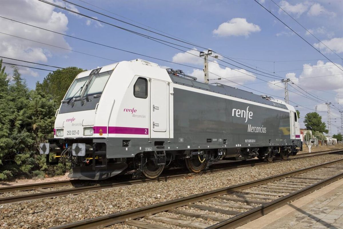 Uno de los coches de un tren de mercancías de Renfe.