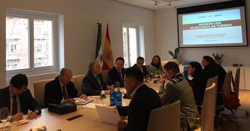 Los integrantes de Asetur junto a Miguel Torruco.