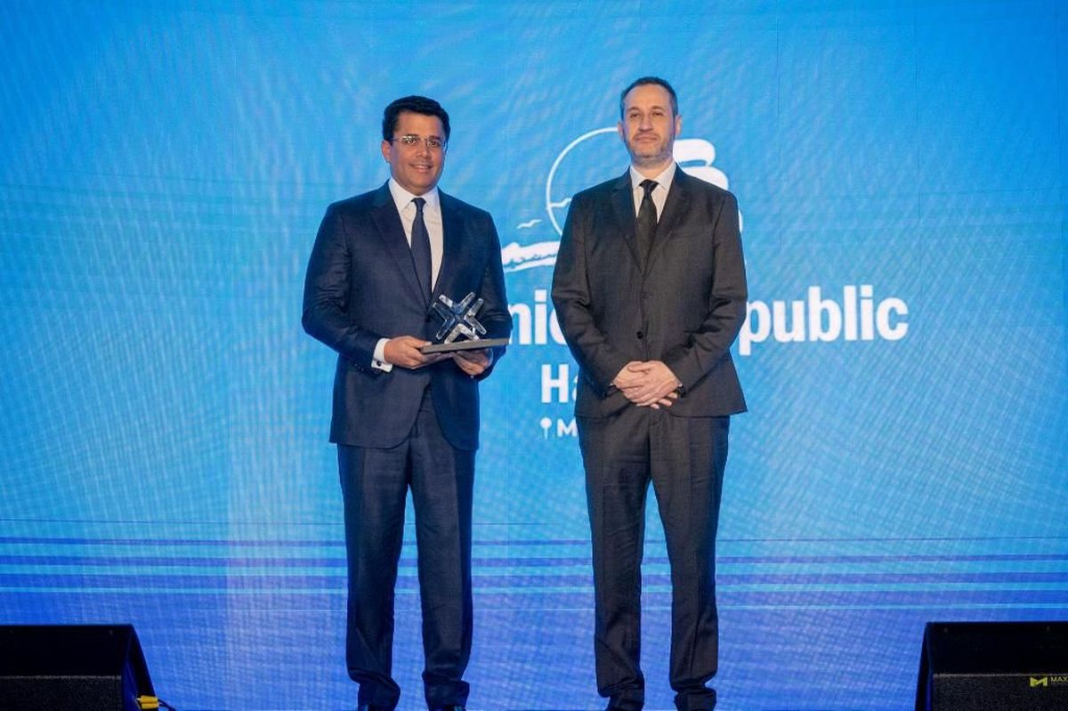 David Collado MNorales recibe un reconocimiento de parte del COO de PriceTravel Holding, Rafael Durand, en el marco del “Trade Show RD”, organizado por el Ministerio de Turismo de República Dominicana, celebrado recientemente en Miami, Florida.