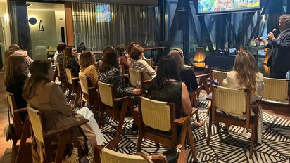 Carlos Herrero actualizando a los agentes de viajes sobre AmaWaterways.