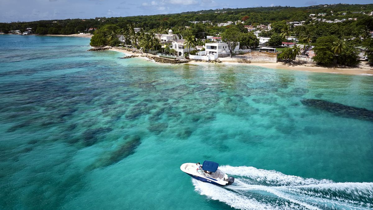 Las playas de Barbados son la casa de numerosos deportes acuáticos. 