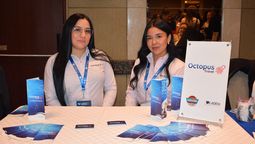 Laura Amaya, coordinadora comercial de Octopus Travel, junto a su equipo en el marco de Ladevi Workshop Bogotá 2025.