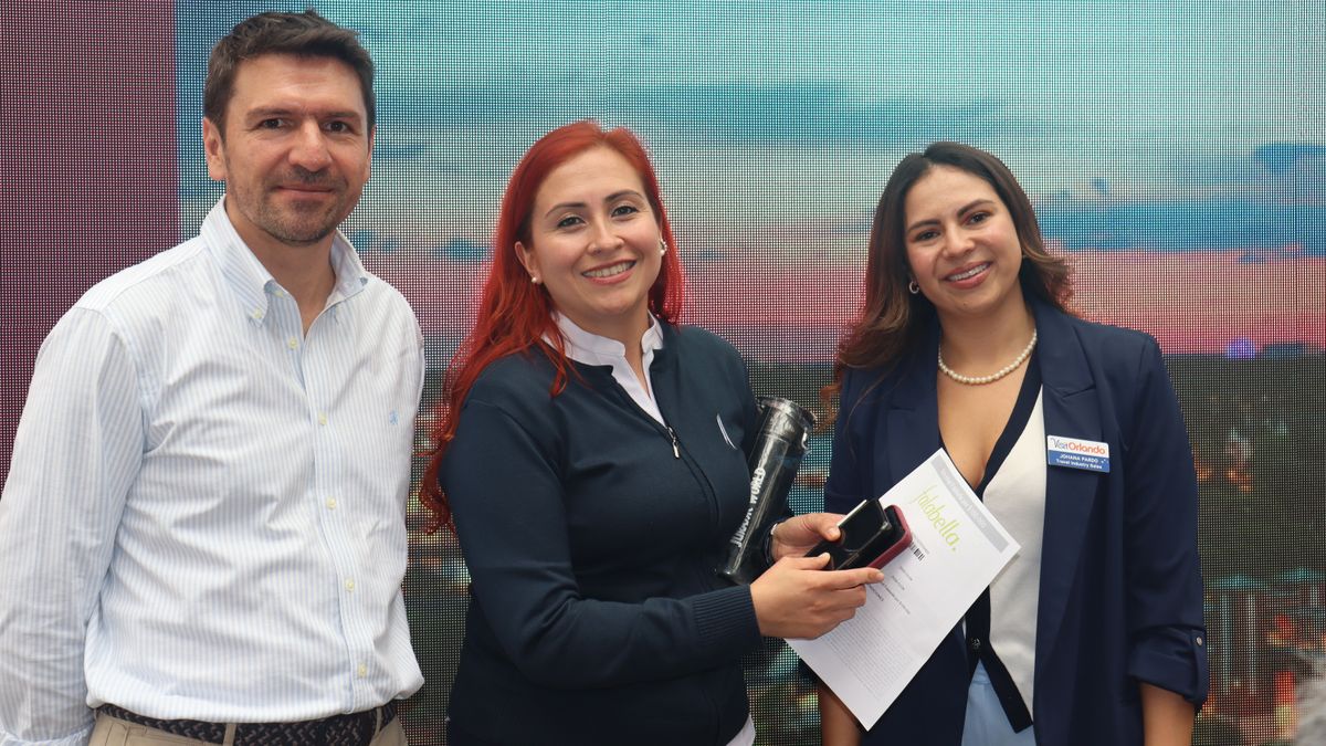 Johana Pardo, training manager de Visit Orlando, y Santiago Peláez, gerente general de Unión de Representaciones, junto a la agencia ganadora del sorteo.