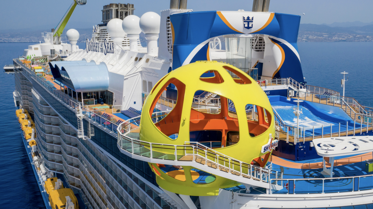 El buque Odissey Of The Seas the Royal Caribbean zarpando del puerto de Barcelona.
