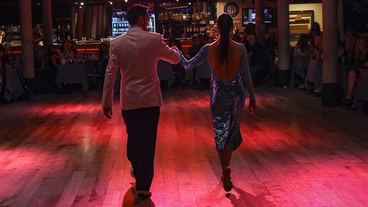 En Buenos Aires y hay milongas, shows de tango y clubes de jazz todas la noches. cuál elegís?