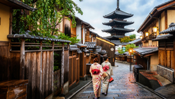 Kioto, que alguna vez fue la capital de Japón, es una ciudad de la isla de Honshu.