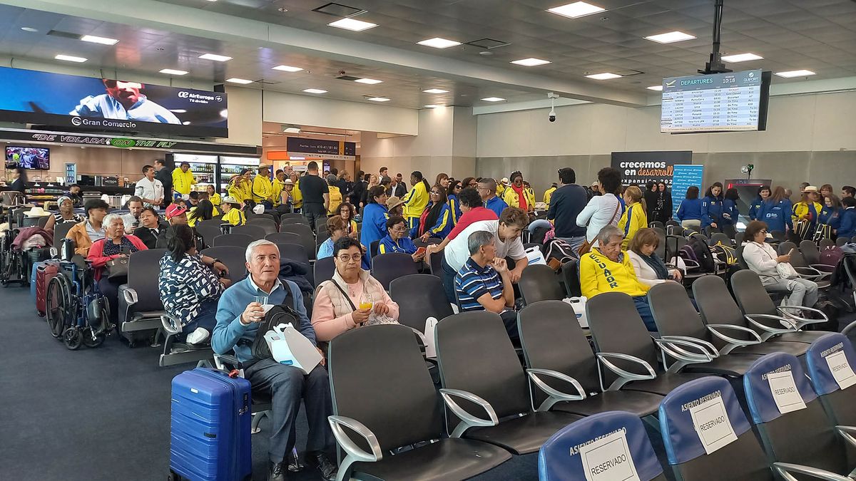 Pasajeros del nuevo vuelo de Air Europa, en el aeropuerto Mariscal Sucre de Quito. 