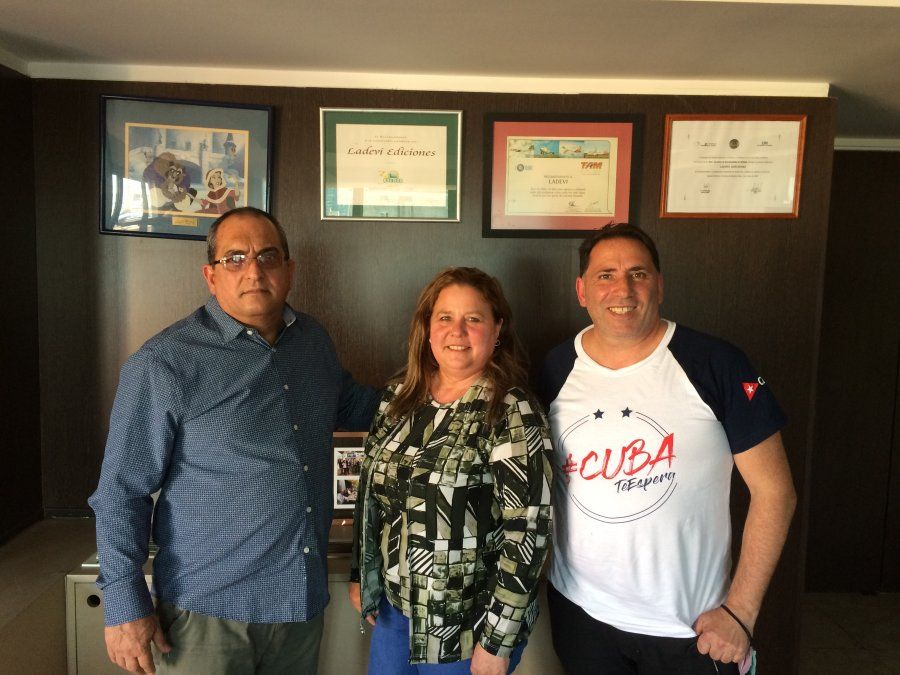 Eduardo Suárez Pérez, presidente de Havanatur Argentina; y Sergio Siliquini, comercial de la operadora; junto a Irina Plana Roque, gerenta general de Cubana de Aviación en Argentina.