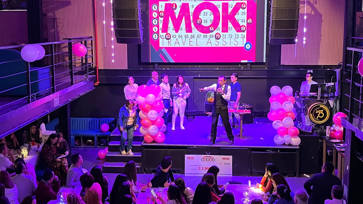 En medio de premios, karaoke y buena compañía los asistentes disfrutaron del bingo realizado por Grupo Mok.