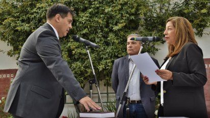 Diego Cannestraci jurando ante la gobernadora de Río Negro, Arabela Carreras.