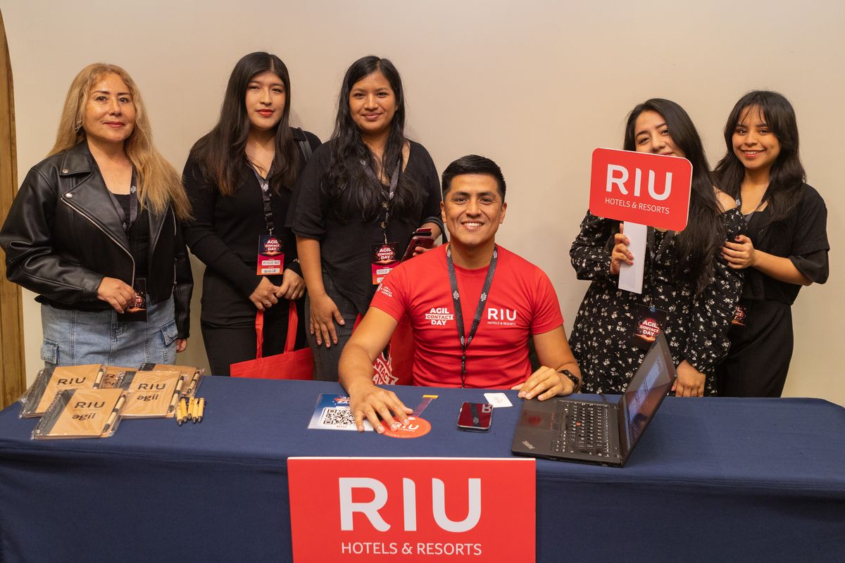 Representante de RiU Hotels & Resorts junto a las agentes de viajes de Trujillo. Representante de RiU Hotels & Resorts junto a las agentes de viajes de Trujillo.