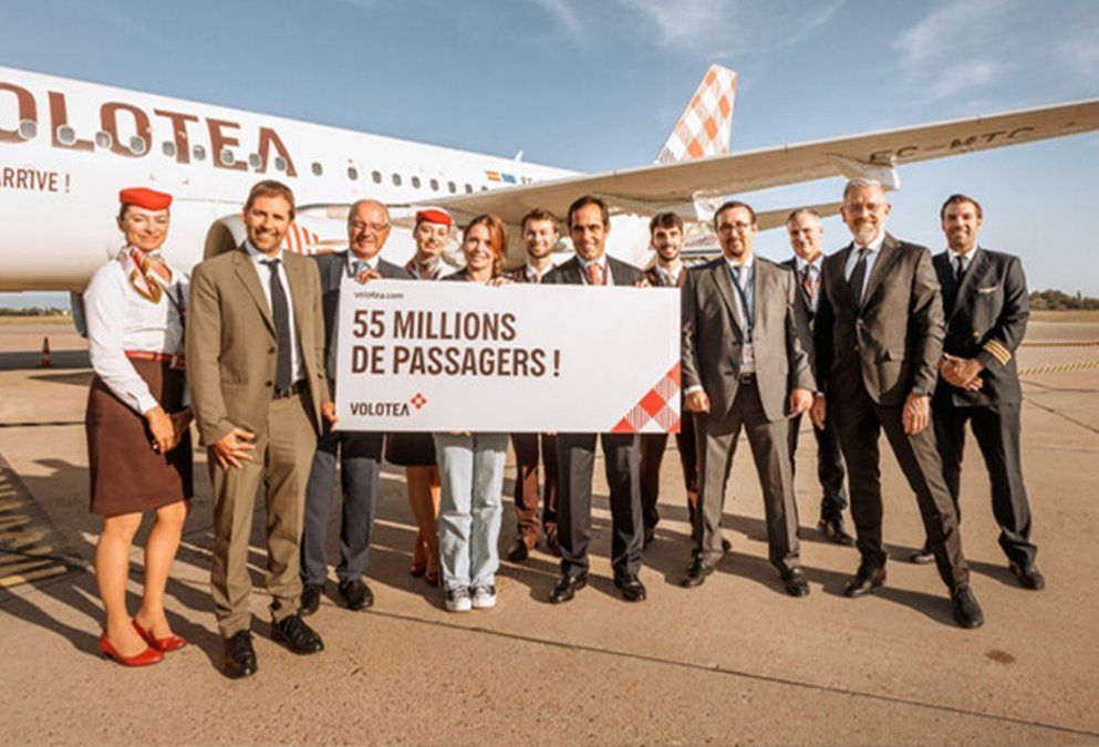 La pasajera número 55 millones de Volotea, Lucie Charteau, junto a las autoridades de la aerolínea y el personal de vuelo.