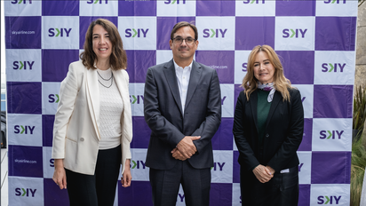 El gerente general de Sky Airline en Perú, José Raúl Vargas, y representantes de CARE Perú durante la firma del convenio para fortalecer el apoyo humanitario y social.