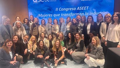 Todas las socias de ASEET se hacen una foto al finalizar el evento
