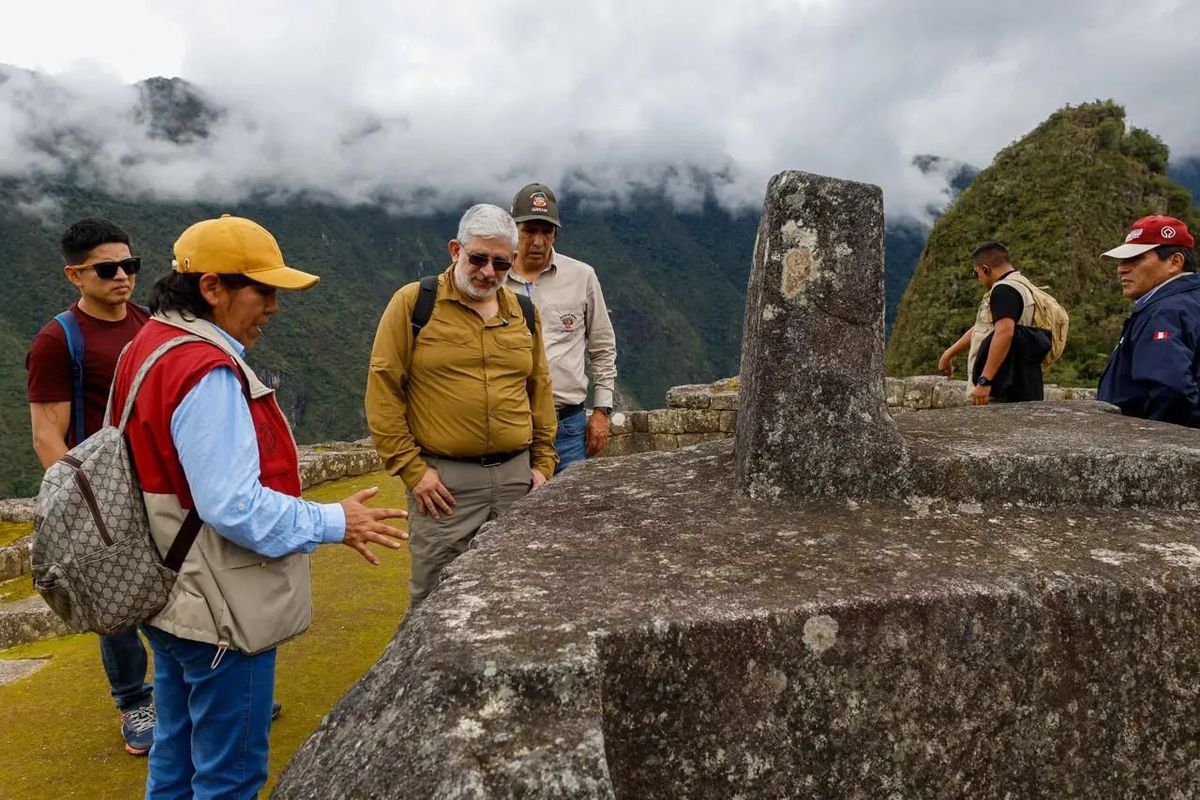 Autoridades del Ministerio de Cultura supervisan medidas de seguridad y conservación en Machu Picchu, clave para el turismo de Cusco.
