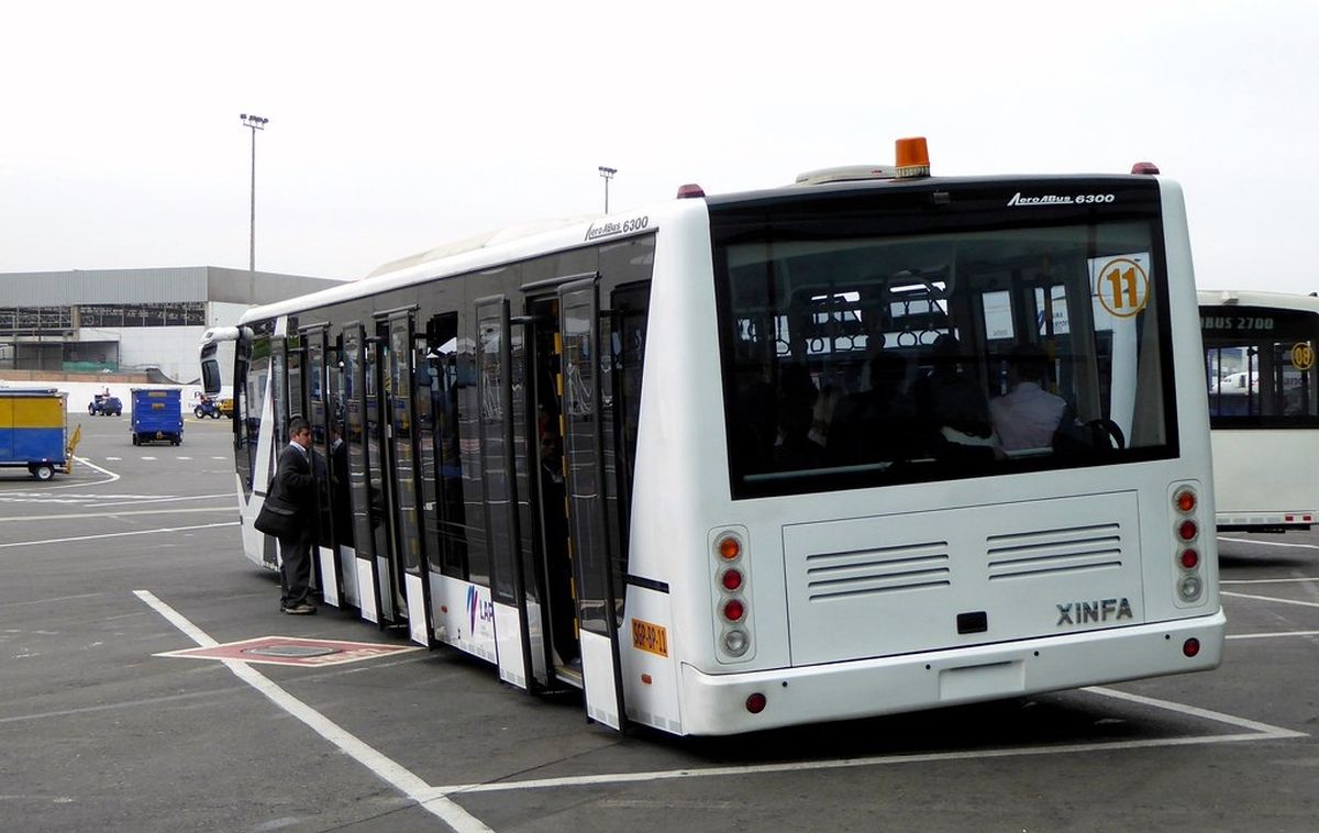 Los pasajeros del Aeropuerto Internacional Jorge Chávez se quejan sobre el aforo permitido en los buses que los llevan de la sala de embarque al avión. - Ladevi Medios y Soluciones Los pasajeros del Aeropuerto Internacional Jorge Chávez se quejan sobre el aforo permitido en los buses que los llevan de la sala de embarque al avión.