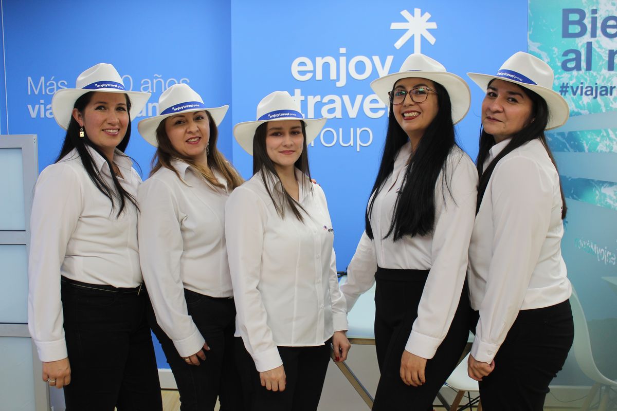 Equipo de Enjoy Travel Group Colombia en el marco de la inauguración de su oficina en Colombia.