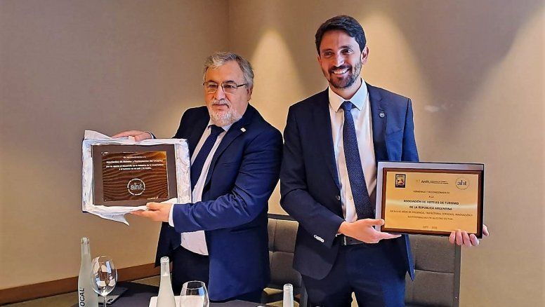 Francisco Rodríguez y RobertoAmengual durante la visita de AHT a Uruguay. &nbsp;