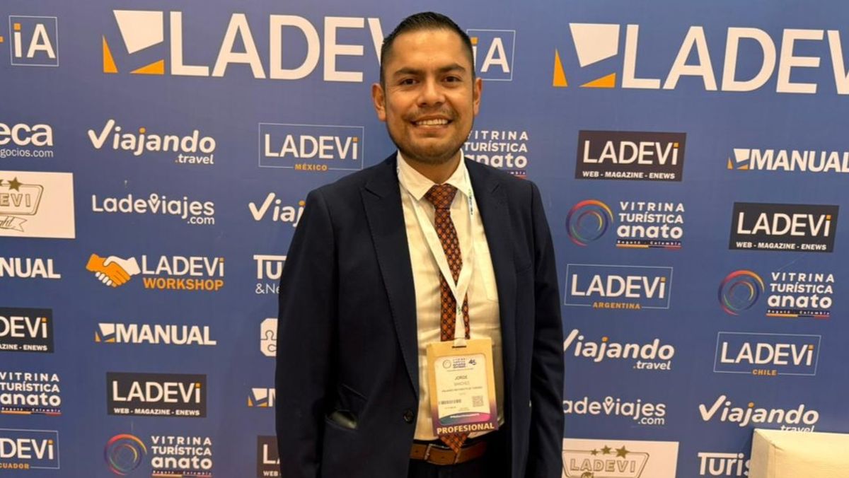 Jorge Sanchez, de Viajando Mayorista de Turismo, en el stand de Ladevi. Vitrina Turística Anato 2026.