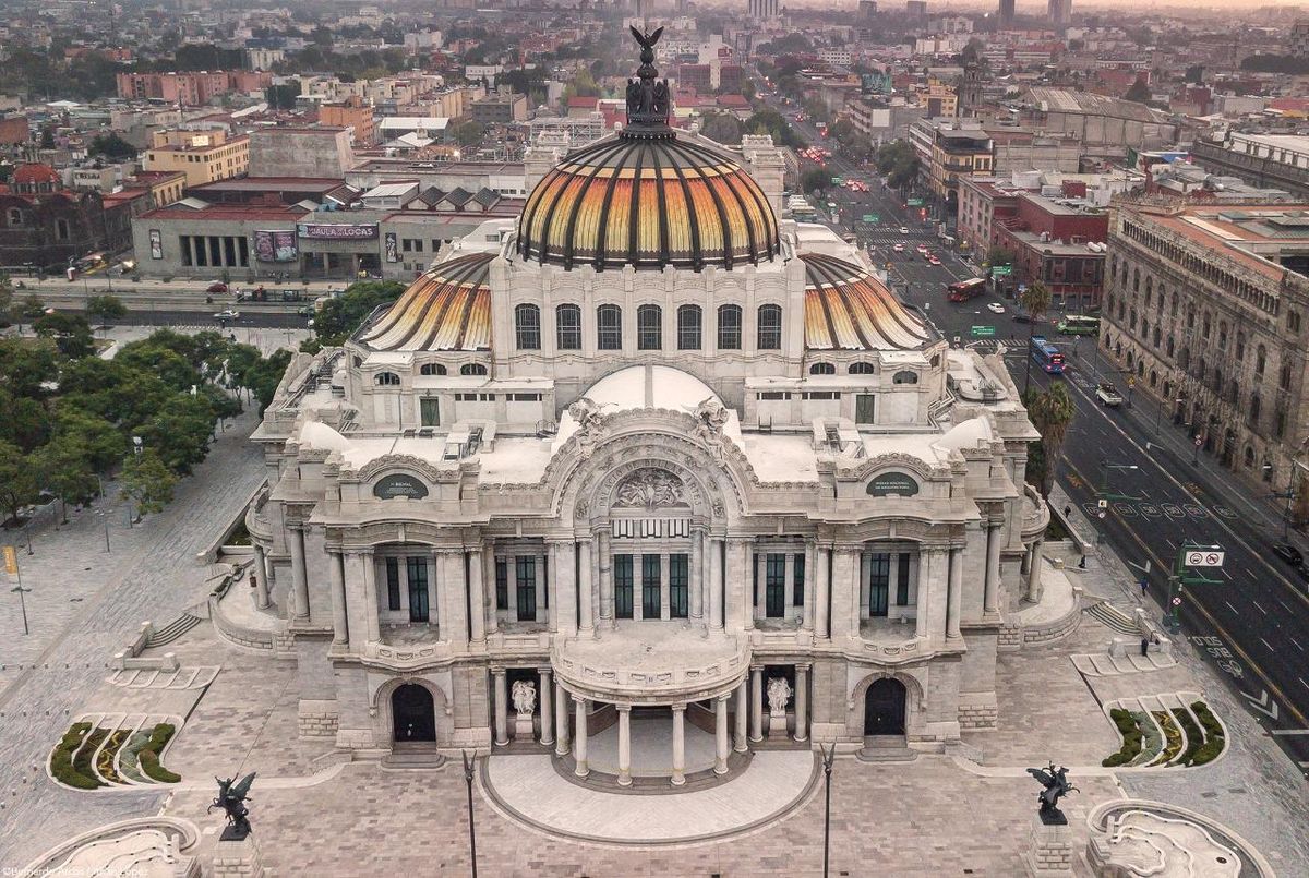 La Alameda Central y el Palacio de Bellas Artes te esperan a un costado de Paseo de la Reforma.