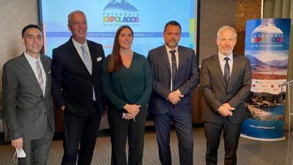 Mariano Russo y Roque&nbsp; Palacios, de Expolagos Patagonia; Cecilia Caldelary, secretaria de Turismo de la provincia de Río Negro; Gastón Burlón, secretario de Turismo de Bariloche; y Diego Piquín, del Ente Mixto de Promoción de Bariloche.
