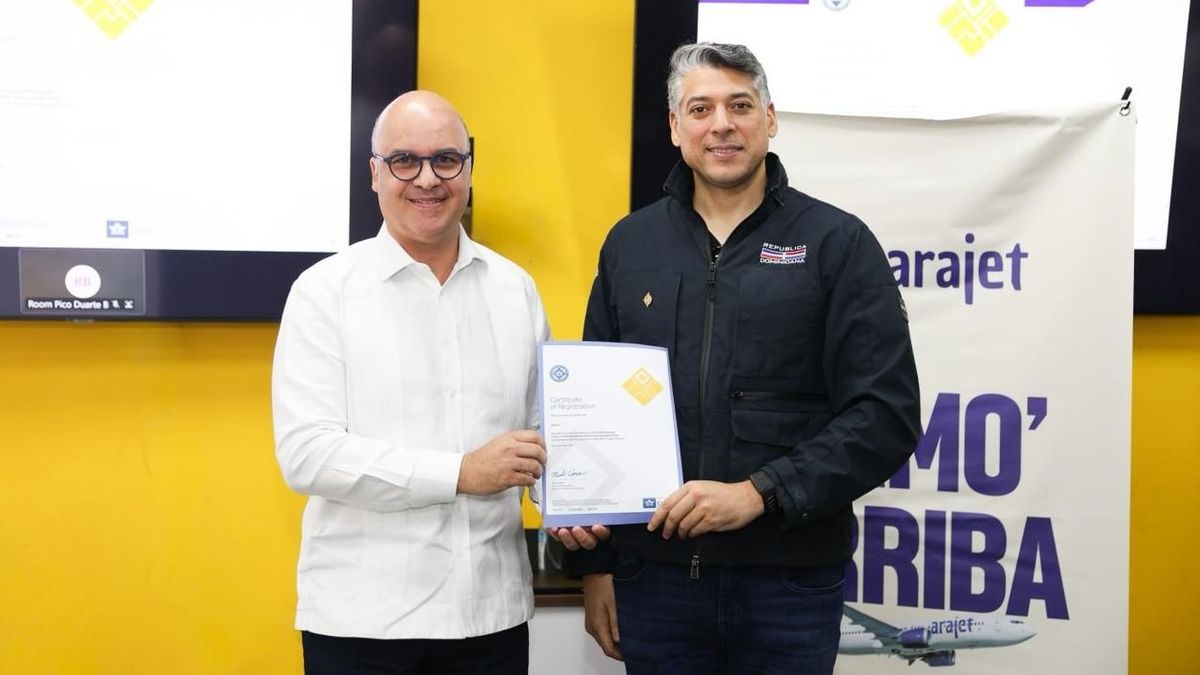 V&iacute;ctor Miguel Pacheco, CEO de Arajet, durante la firma de la certificaci&oacute;n IOSA de IATA para la aerol&iacute;nea.