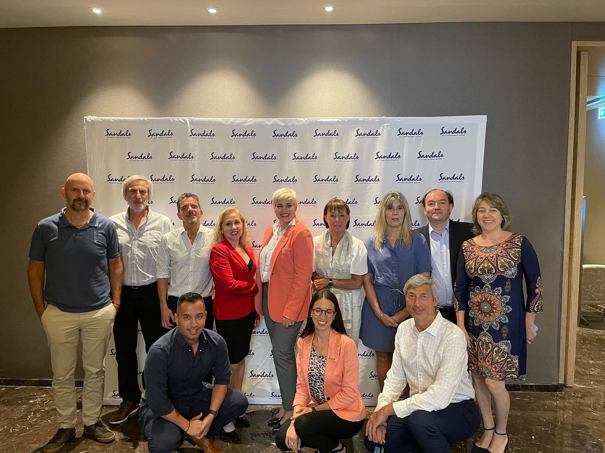 Sandals, parte del holding de Unique Vacations, celebró junto a los turoperadores su 40º aniversario. Arlenes García, directora de Ventas y Marketing para Latinoamérica del conglomerado lideró la comitiva.