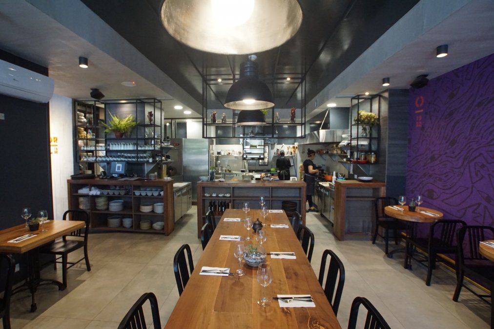 Comedor Central tiene varias mesas comunitarias.