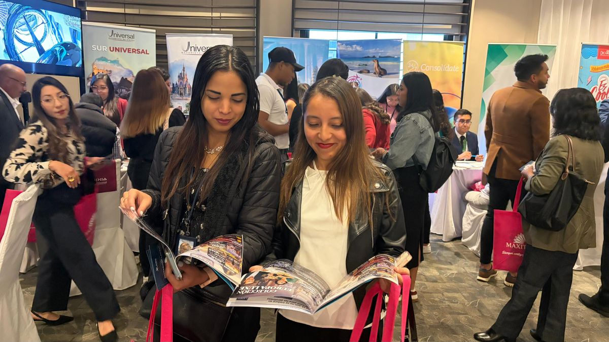 Asistentes con la edición impresa de la Revista Ladevi Ecuador, durante el Ladevi Workshop en Quito.