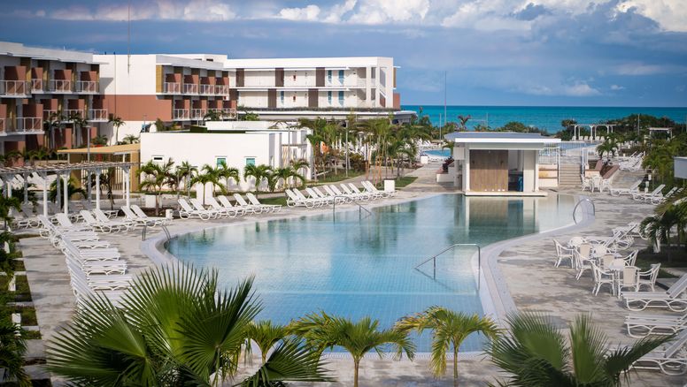 El turismo de Cuba se desangra: a la situación crítica de Meliá se suman ahora la salida inmediata de Blue Diamond Resorts y el drástico ajuste de las operaciones de Iberostar, que mantedrá solo seis hoteles en la isla.