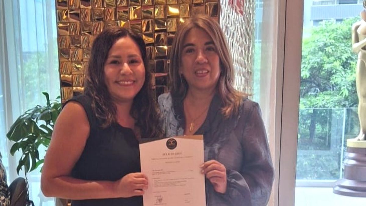 Karin Castro junto Arleny Guido, agencia ganadora de un viaje a Egipto.