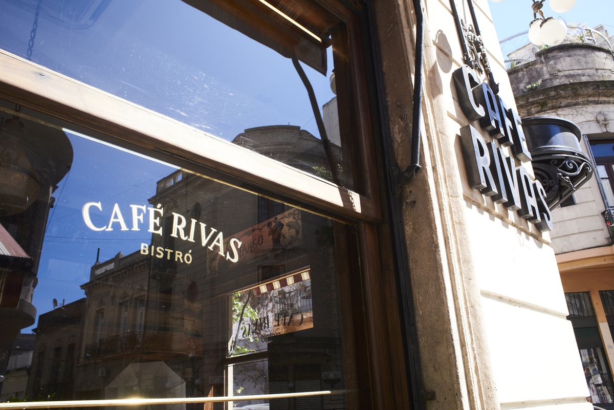 Buenos Aires: el Café Rivas inauguró en 1967 y es una clásico de los tragos como el Negroni, las noches de jazz y el brunch de los fines de semana.